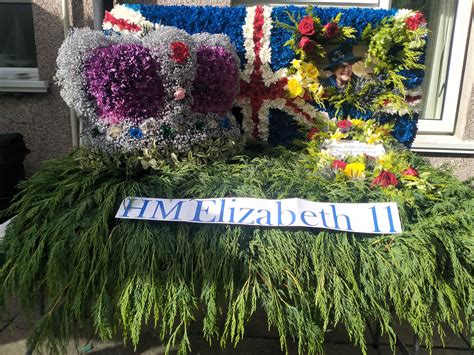 Local florist creates stunning tribute to Queen Elizabeth II – The