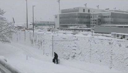 Schneechaos Münchner Flughafen nimmt Teilbetrieb wieder auf