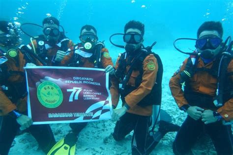 Peringati HUT Kemerdekaan RI Basarnas Kibarkan Bendera Merah Putih