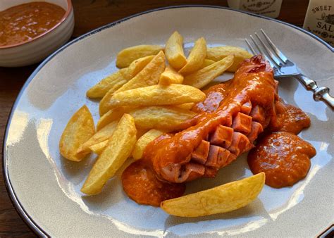 Currywurst Mit Hausgemachter Curryso E Und Knusprigen Pommes Schmeck