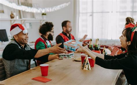 7 Tips for Planning an Office Holiday Party