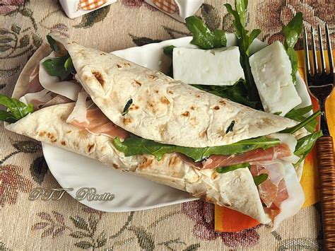 Piadina Con Prosciutto Crudo Stracchino Pomodorini E Rucola Ptt