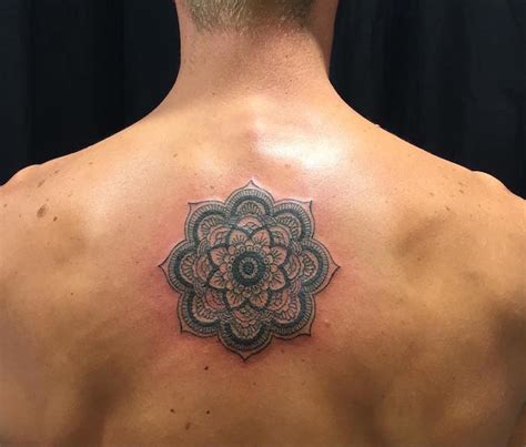 Image De Etoile Tatouage Haut Dos Femme Douleur