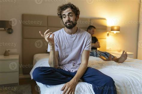 Frustrado Triste Novio Sentar En Cama Pensar De Relaci N Problemas Pensativo Gay Pareja Despu S