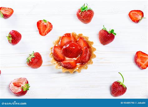 Cesta Sabrosa De La Torta Con Las Fresas Y La Crema Foto De Archivo