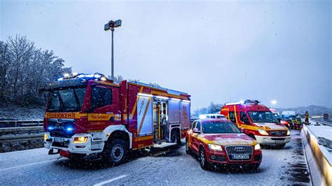 Schnee und Glätte sorgen für schwere Unfälle