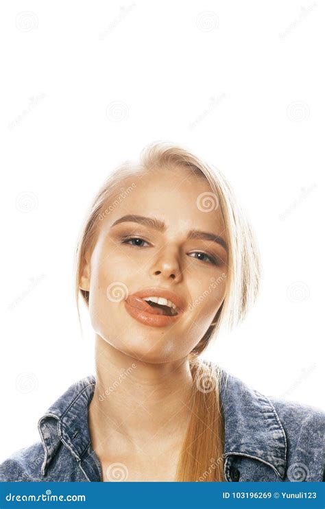 Junge Blonde Frau Auf Wei Er Backgroung Geste Greift Oben Isolat Ab Stockbild Bild Von Person