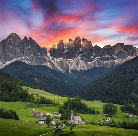 Na Itália encante se Tirol do Sul paisagens de tirar o fôlego