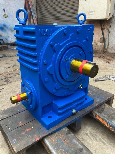 0 18KW To 20 KW SNU Worm Gearbox For Industrial Size 2 To 8 Rs