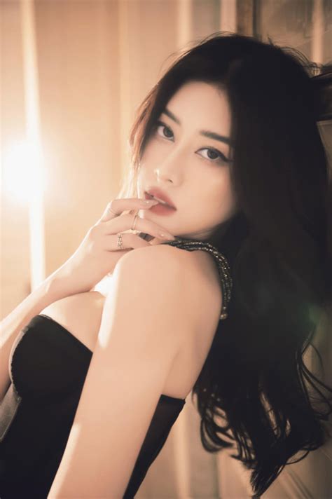 Vẻ đẹp căng mọng khó rời mắt của hot girl Sài thành Titanic Nơi mọi thứ được chia sẻ