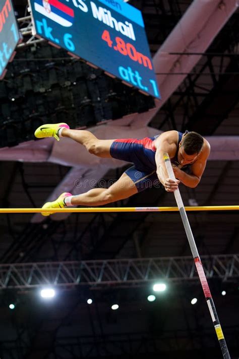 Atletismo Mihail Dudas Heptathlon Do Homem Salto Com Vara Imagem De