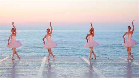 Bailarinas sobre un escenario en el legendario lago Baikal Increíble