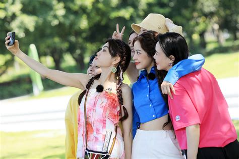 Gây tranh cãi ở quê nhà nhưng ở Trung Quốc Chi Pu lại hot thế này