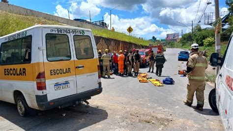 V Deo Van Escolar Bate Em Muro E Deixa Crian As Feridas Em Minas