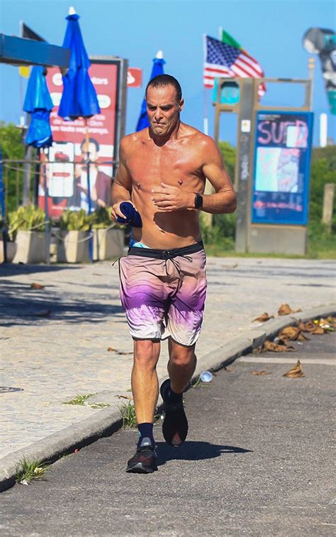 Aos Paulo Zulu Mostra Corpo Torneado Em Corrida Na Orla No Rio