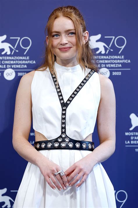 Sadie Sink de Stranger Things luce botas altas en el Festival de