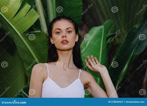 Retrato De Beleza De Uma Jovem Morena De Cabelo Comprido Diante Da