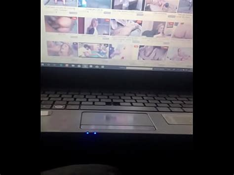 20cm Batendo uma assistindo seu vídeo XVIDEOS