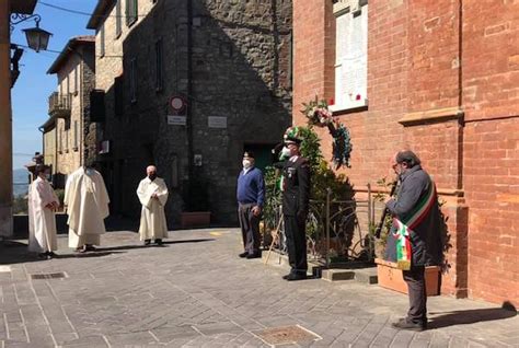 Alloro Al Monumento Ai Caduti E Riflessioni Con I Bambini Delle Scuole