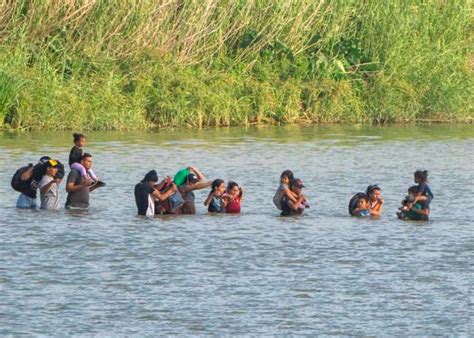 Gobernador de Texas ordena lanzar a niños migrantes al río Bravo