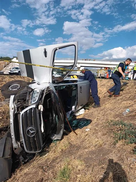 Vuelca Camioneta De Turismo En La M Xico Guadalajara Hay Muertos Y