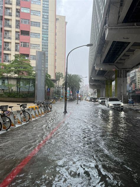 雨彈炸雙北！新北中和、永和大淹水 水深及膝畫面曝光 交通 太報 Taisounds