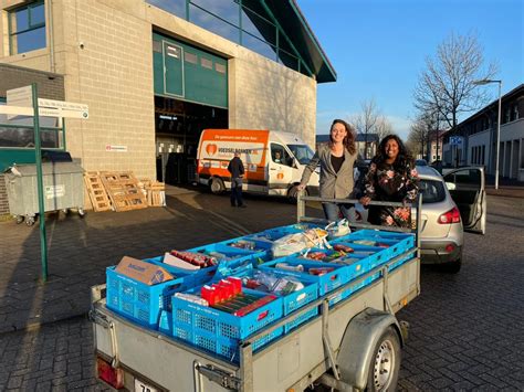 Drie Volle Autos En Een Aanhanger Voor Voedselbank Dordtcentraal