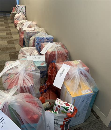 Spirit of holidays continues with Adopt-A-Family support - Newsroom BCBSNE