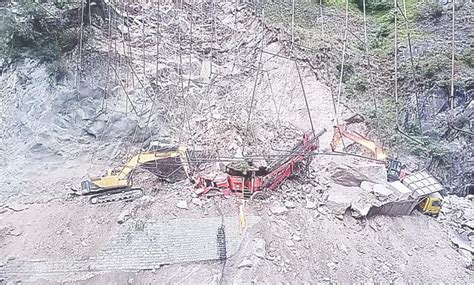 One Dead 9 Trapped As Part Of Tunnel On Jammu Srinagar Highway