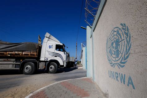 Desperately Needed Aid Trickles Into Besieged Gaza As Egypts Border Crossing Opens Pbs Newshour