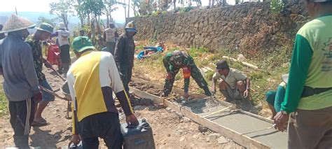 Babinsa Berutallasa Bersama Warga Gotong Royong Membangun Jalan Usaha