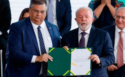 El Comunista Lula Da Silva Firma Un Decreto Para Limitar Y Controlar