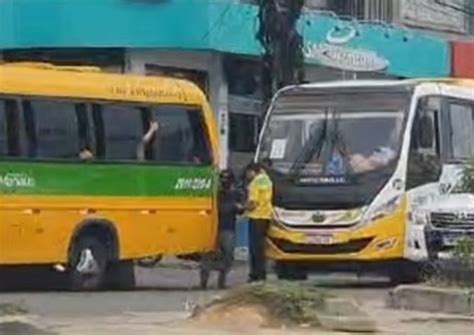 Amarelinho é atingido por micro ônibus durante acidente em Manaus vídeo