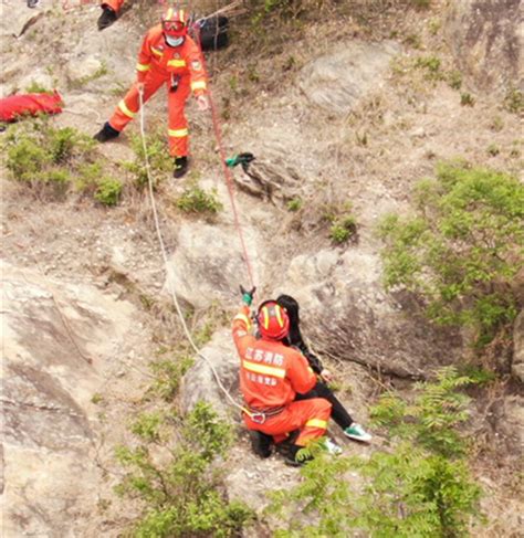 一家三口登山被困，消防使用无人机精准锁定位置救援 无人机之家