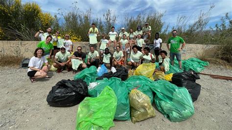 Voluntarios Ambientales Recogen Unas 40 Bolsas De Residuos En La