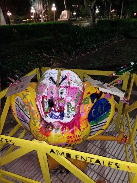 Otra Vez Atacaron La Estatua De Gaturro Fue Vandalizada Y Removida Con