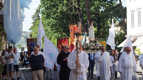 Folla Accoglie La Madonna Pellegrina Di Fatima