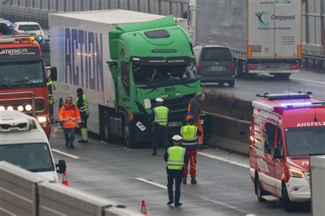 Menschenrettung Nach Schwerem Lkw Unfall Auf Westautobahn Bei Ansfelden