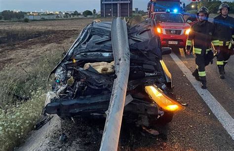 Tragedia Sfiorata Nel Salento Auto Contro Guardrail Enne In Ospedale