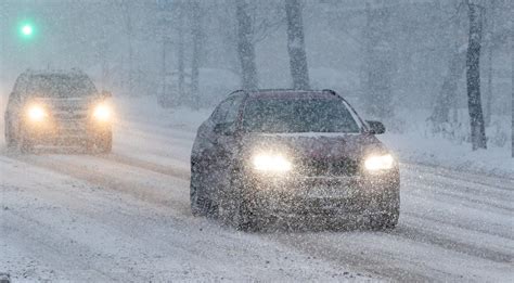 Kelininkai eismo sąlygas keliuose vietomis sunkina plikledis ir