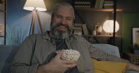 Portrait D un Homme Mature Heureux Regardant Un Drôle De Film à La Télévision Rire Manger Du Pop