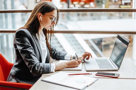 Premium Photo Girl Works On A Laptop In The Office