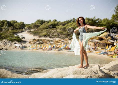 Junge Frau Im Bikini Nun Durch Das Meer Steine Stockfoto Bild Von Person Steine 180791654