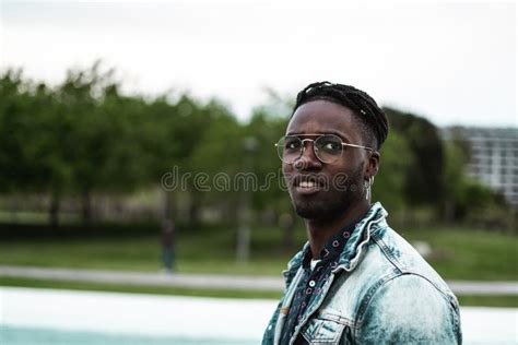 Retrato Do Homem Afro Americano Consider Vel Que Sorri Na Rua