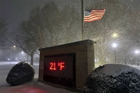 Major Winter Storm Sweeps Central Us Bringing Snow Ice And