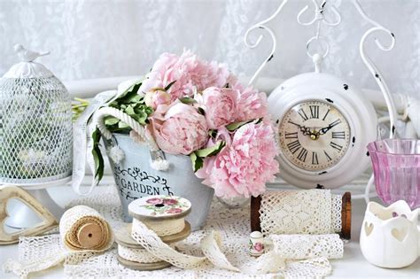 Shabby Chic Stil Dekorationen Mit Rosen Und Spitzeen Stockfoto Bild