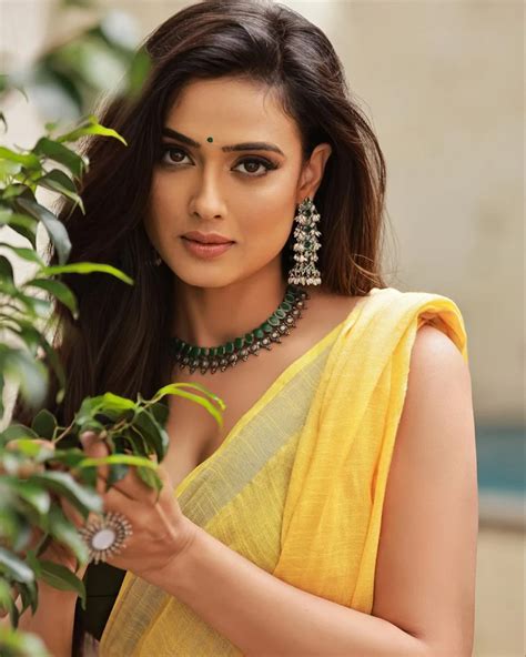 Shweta Tiwari Is Too Hot To Handle In This Yellow Saree With Sleeveless Blouse See New Pics