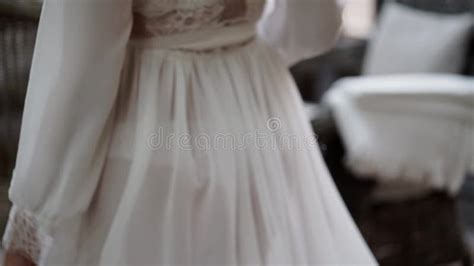 La Jeune Femme Dans La Lingerie Marche Sur La Terrasse Clips Vid Os Vid O Du Onduler