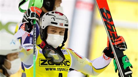 Victoire Du Norv Gien Henrik Kristoffersen Au Slalom De Madonna Di