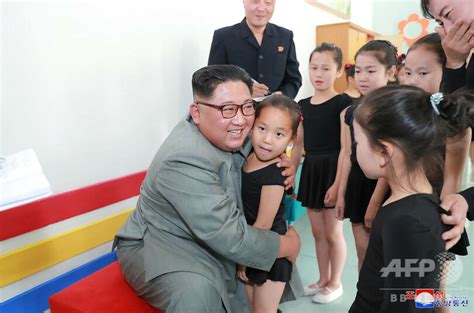 金正恩氏、北朝鮮北部の教育施設を視察 少女へのハグも 写真6枚 国際ニュース：afpbb News